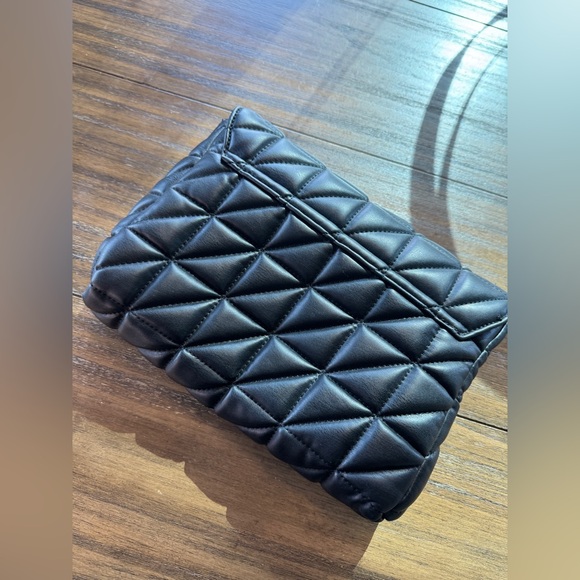 Large black Zara bag with chain.
Translated - Picture 5 of 6